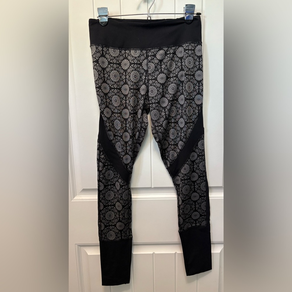 Kyodan Black and Gray Patterned Leggings. Size Medium.